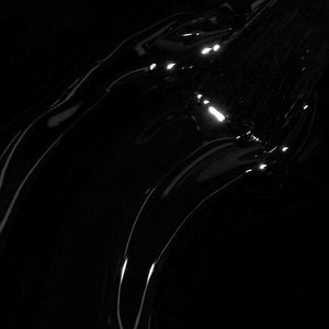 Pure black gel texture smooth self-leveling creamy formula ultra-pigmented high-gloss close-up
